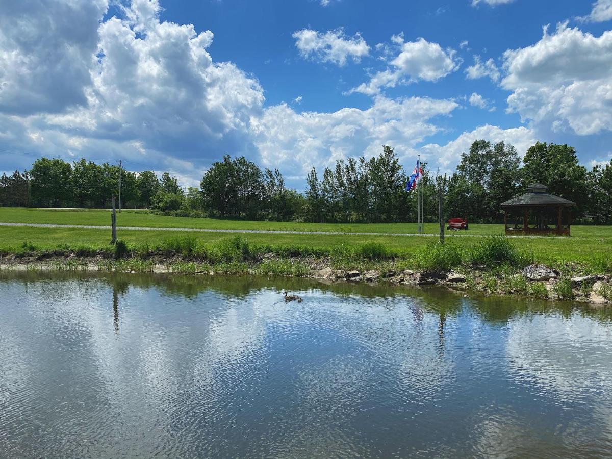 Domaine Steinbach Cidrerie B&B Distillerie St-Pierre-de-l'Île-d'Orléans Exteriör bild