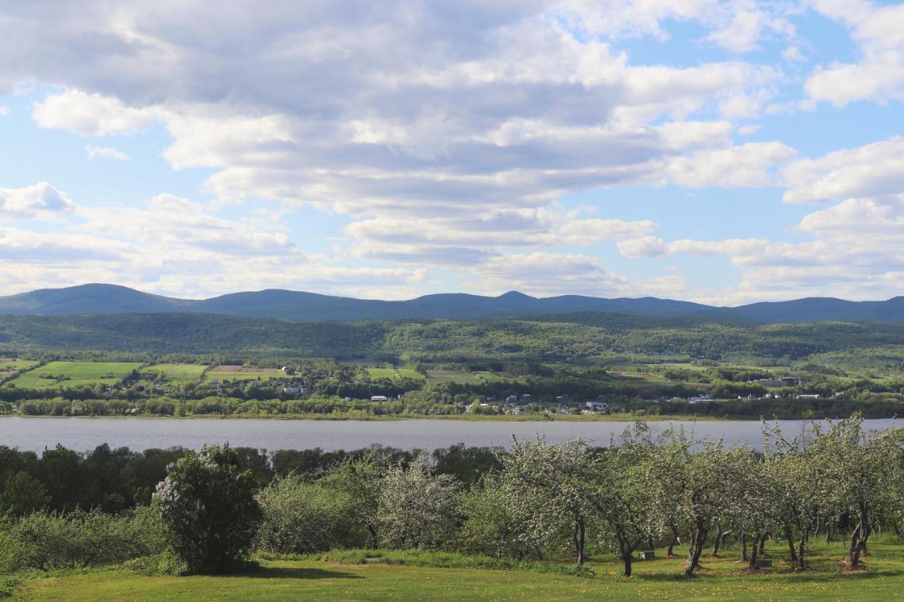 Domaine Steinbach Cidrerie B&B Distillerie St-Pierre-de-l'Île-d'Orléans Exteriör bild